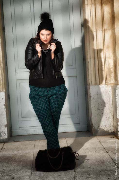 CHIC WITH CURVES BLOG MODE MARSEILLE GRANDE TAILLE RONDE LOOK PANTALON TENDANCE LARGE LOOSE PYJAMA IMPRIME H&M BLOUSON CUIR PERFECTO PIMKIE BONNET POMPON SAC MANON MARTIN FOURRURE