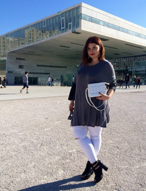 CHICWITHCURVES BLOG MODE MARSEILLE LOOK JEANS BLANC NEW LOOK BOTTINES NEW LOOK OUVERTE AU BOUT PULL LONG CUIR H&M POCHETTE PRIMARK