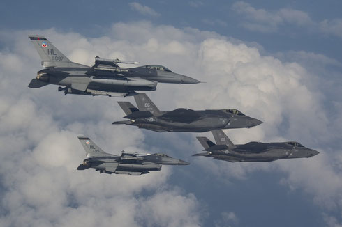 Ua coppia di F-16 ed una di F-35 / © USAF
