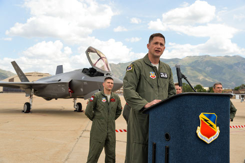 Il Col. Lyons durante la conferenza stampa, alle spalle il Lt.Col. Morris pilota del secondo velivolo. / © USAF