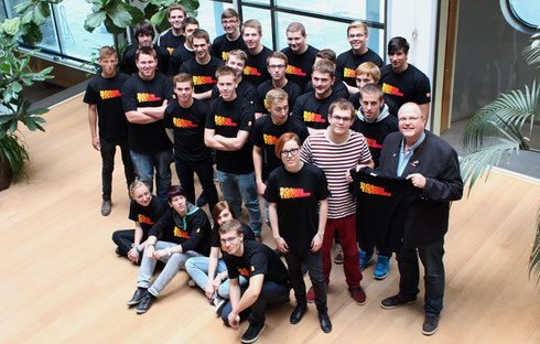 Obermeister Jörg Klintworth (rechts) überreicht den jungen Azubis ihre neuen T-Shirts. (Foto: Die Medienfrau)