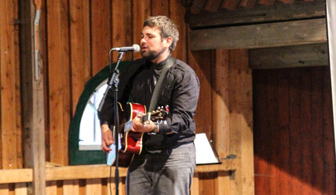 Musiker Ben Moske spielte mal leise, mal laute Töne und begeisterte die geladenen Gäste der Freisprechung der Tischlerlehrlinge 2014.