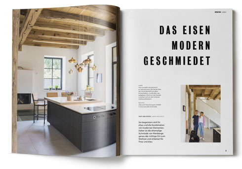 Doppelseite Münster Magazin. Zwei Bilder: 1. Blick in die moderne schwarze Küche mit hoher Decke und Eichenbalken. 2. Alex und Thea und der Küche mit Hund