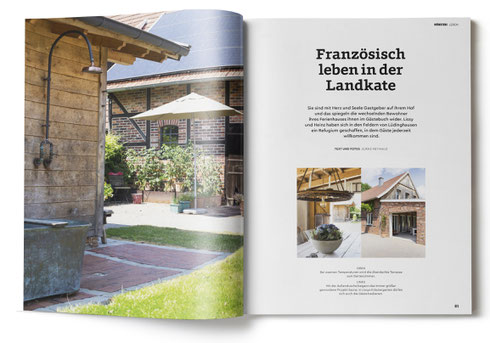 Linke Seite Blick an der Sauna mit Außendusche vorbei auf das alte Bauernhaus. Rechte Seite: Tisch im Außenbereich und die umgestaltete Scheune mit Außensitzplatz