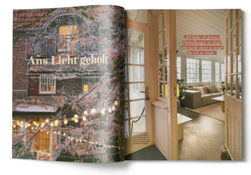 Doppelseite Landlust Zuhaus. Zwei Bilder: 1. Außenaufnahme Klinkerhaus mit Lichterkette. 2. Wintergarten mit Sofa, Tannenbaum und Deko