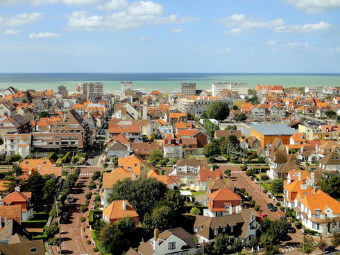 La ville constuite en damier avec ses rues perpendiculaires à la mer