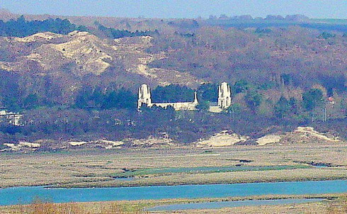 Le monument du cimetière militaire britannique en marbre de Marquise vu du phare