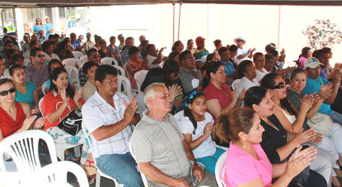 Moradores del Barrio La Victoria de Manta (Ecuador) escuchan el informe semanal del alcalde Jaime Estrada.