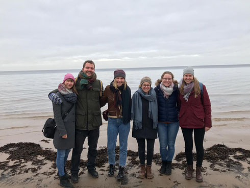 Anna, Leo, Emelie, Sofia, Friederike und Livia (v.l.) am Strand in Jurmala