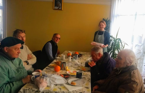 Ulrike beim Frühstück für Bedürftige