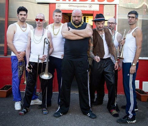 In der Stuttgarter Region ist ihre "Sexy Gipsy Balkan Action" sehr gefragt. Die Band Dr. Aleks & The Fuckers geht am kommenden Freitag beim Meidelstetter "Kick & Musik Feschd" auf die Bühne. Der Eintritt ist an diesem Abend frei. Foto: Promo