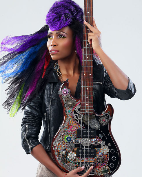 Funky und Bluesig: Sängerin, Bassistin und Songwriterin Nik West wird beim Nürnberger "Bardentreffen" erwartet. Bekannt wurde sie durch ihre Zusammenarbeit mit Prince und Quincy Jones. Foto: Promo