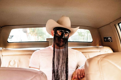 Gitarrist und Sänger Orville Peck mischt als Ikone der Queer-Community derzeit die amerikanische Country-Szene ordentlich auf. Seinen Mix aus Country, Pop und Rockabilly stellt er beim diesjährigen "Southside Festival" vor. Foto: Gordon Nicholas