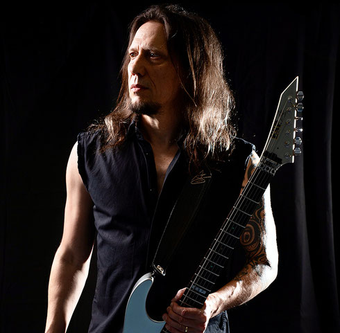 Den Stuttgarter Gitarristen Alex Scholpp kennt man von der Band Farmer Boys sowie als Sideman der finnischen Rocksängerin Tarja. Am 25. Juni präsentiert er im "Wizemann" die Tracks seines neuen Albums "On Teeth" live. Foto: Simon Bollinger