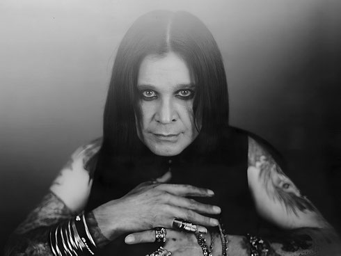 Rocklegende Ozzy Osbourne im Jahr 2003 auf dem Cover seines Best Of-Albums "The Essential". Vorgestern ist der Sänger von Black Sabbath im Alten von 76 Jahren überraschend an den Folgen einer schweren Erkrankung gestorben. Foto: Promo