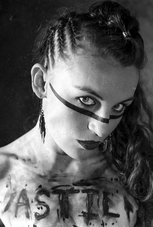 Charismatische Rockmusikerin und Songwriterin mit nordirischen Wurzeln: Amy Montgomery aus Belfast wird am 31. Oktober im Rottenburger "Old Hamburg" auftreten, wo sie ihr Publikum bereits mehrfach live begeistert hat. Foto: Promo