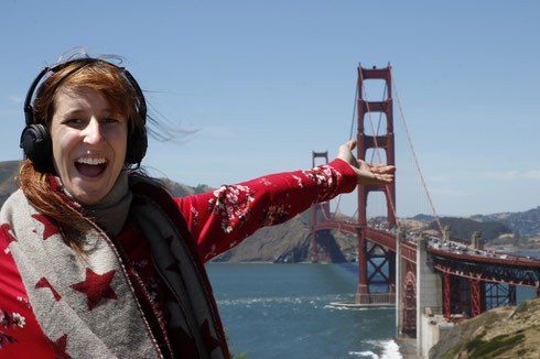 Bloggerin vor der Golden Gate Bridge in San Francisco