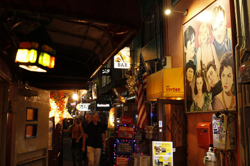 Winzige Gassen im Golden Gai - auch Pissalley genannt - in Shinjuku