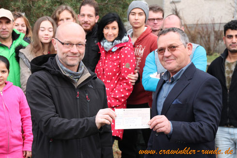 ACU Geschäftsführer Klaus Peter Simon (rechts) übergibt Peter Schmidt den Scheck