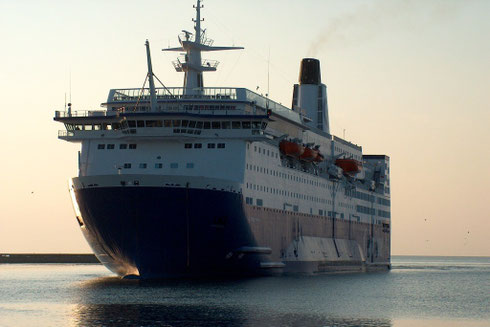 MS"Peter Wessel" von der Colorline legt am frühen Morgen in Frederikshavn an.