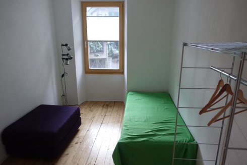 Bedroom 2 / Frist floor :  Equipped with two  90 cm single beds    