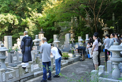 秋彼岸の墓参風景