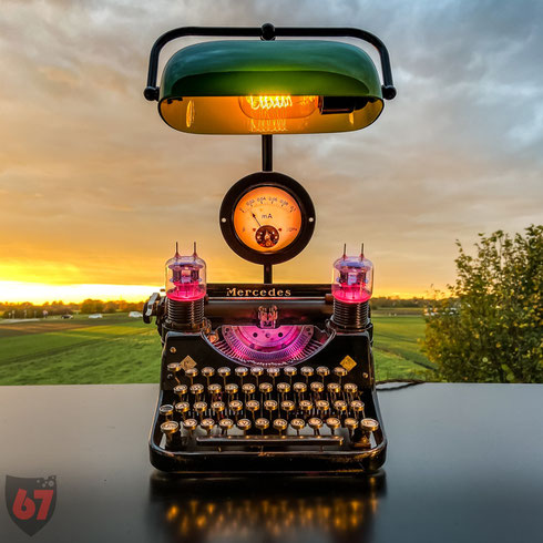 Upcycling lightart artwork with antique found objects and junk - 1934 Mercedes Prima typewriter, electron tubes and a Bankers lamp - JayKay67Design by Jürgen Klöck