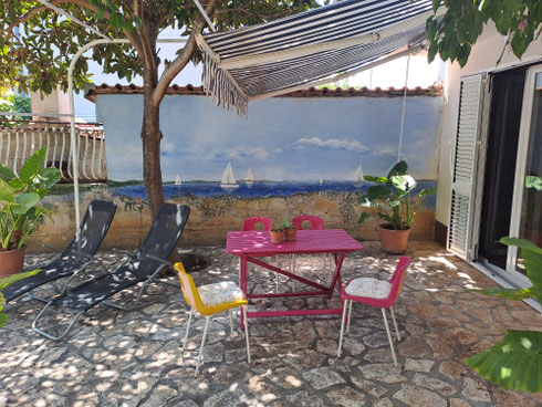 Kleiner Bungalow im Garten des Gästehauses Melli in Vodice. 