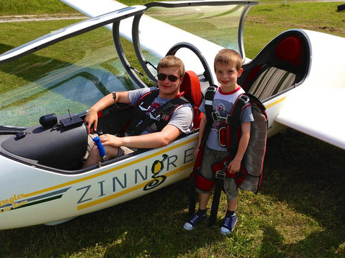 Jungpilot Dominik Schott mit jungem Fluggast