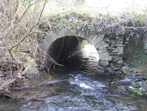 Pont ar Zimarch, un vieux pont construit en arc de voûte de pierres sèches.