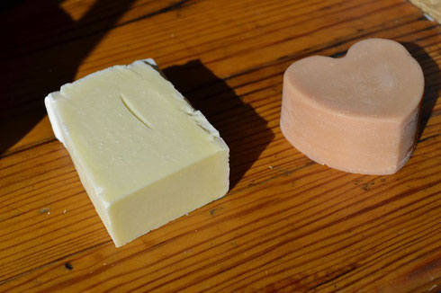 Soap made with 100% olive oil (without colours or fragrance, left) and soap "Madame", with essential oils.