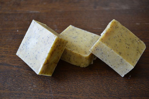 Samarkand Soap, with tumeric and poppy seeds for a light peeling effect - without fragrance.