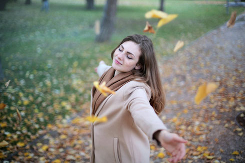 femme au parc feuilles d'automne efficacité gestalt-thérapie