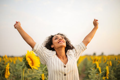 femme contente champ de tournesol techniques émotionnelles