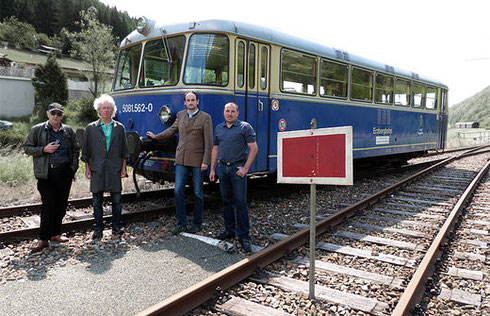 Ehrenamtliche Erzbergbahn-Mitglieder verstehen die Welt nicht mehr: H. Glettler, W. Müller, Rene´ Thaller und Roland Knall (v.l.) wollen weiter um die Fortführung der Bahn kämpfen und brauchen dazu unbedingt Hilfe vom Land: Kleine Zeitung, Foto©Birnbaum