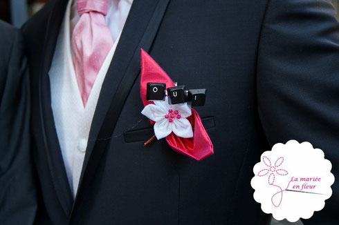 Boutonnière originale pour marié geek avec le mot "Oui" en touches de clavier d'ordinateur