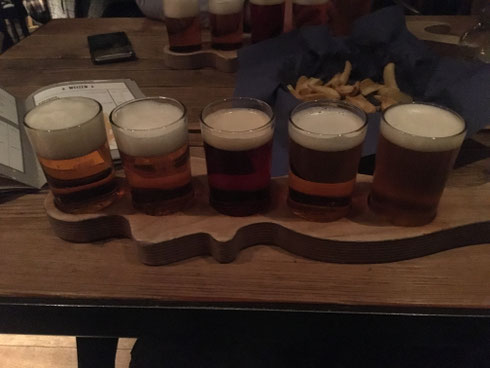 degustazione di birre in un birrificio di Amburgo