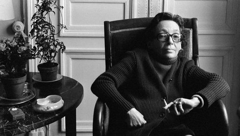 ꧁ Marguerite Duras photographiée par Jacques Haillot pour l’agence Sygma, 1974 ꧂