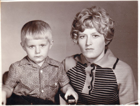 Das bin ich mit meinem ältesten Sohn (ca. 1976). So ernst in die Kamera zu schauen, war damals üblich, ebenso wie die Dauerwelle bei Frauen.