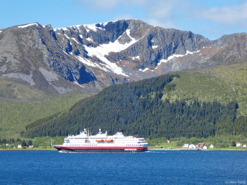 p" in front of the mountain backdrop of the island of Langøya 