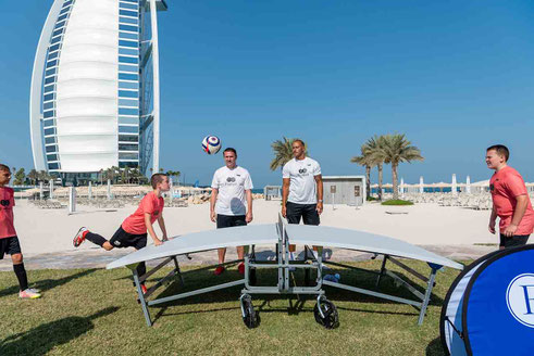 Bild zeigt Teqball-Spieler an einem TEQ "Lite" Tisch