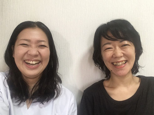 緑の整体院院内にて頭痛患者さんの三峯さんが緑の整体院に通い頭痛が改善して笑顔になった時に一緒にとった写真です
