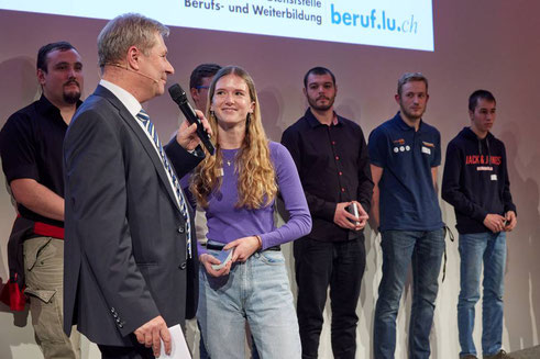  Marcel Schwerzmann im Gespräch mit Vanessa Wehren aus Weggis. Sie gewann die Bronzemedaille als Bäckerin-Konditorin-Confiseurin.