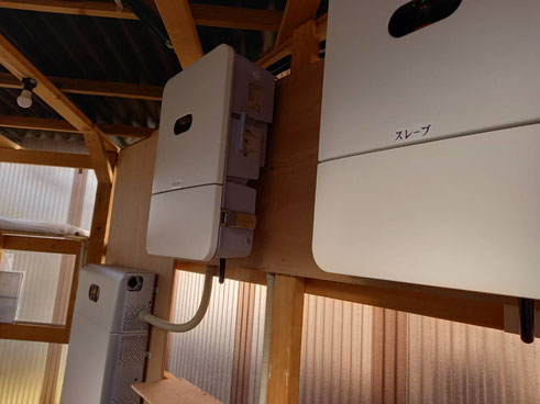 納屋に設置した蓄電池です。これが太陽光の電気を溜めてくれます。