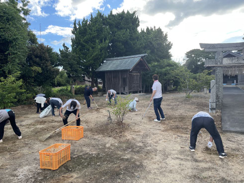 終了後は、皆さんで草刈りと清掃です