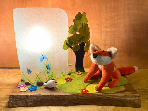 Lampe créative et artisanale pour enfant. Luminaire entièrement fait main avec un adorable renard ainsi qu'une petite poule et ses poussin. Une création par Isabelle Lachat Créations en Haute Savoie