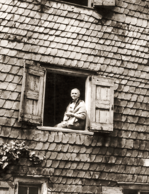 Erna Heinen-Steinhoff  am Fenster des großen Salons auf der Gartenseite des Schwarzen Hauses, 1958