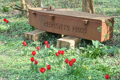 Sarg mit der Aufschrift "Memento Mori"