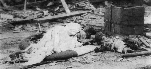 長崎　八月十日　爆心地から1キロ　浦上駅プラットホームで死んでいた母子　山端庸介撮影