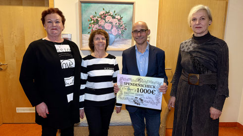 Der Frauenchor "a tempo" übergibt 1.000 Euro an den Freundeskreis Hospiz Bad Berka. (v.l.: Susanne Tietz, Silke Haschen (beide Chorrat), Lutz Fischer (Freundeskreis Hospiz Bad Berka), Birgit Münchberg (Chorrat))